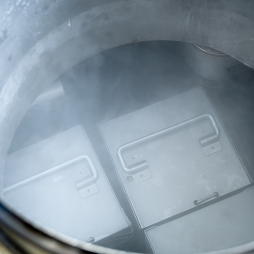 液体窒素容器の中に検体を入れるラックが入っている写真