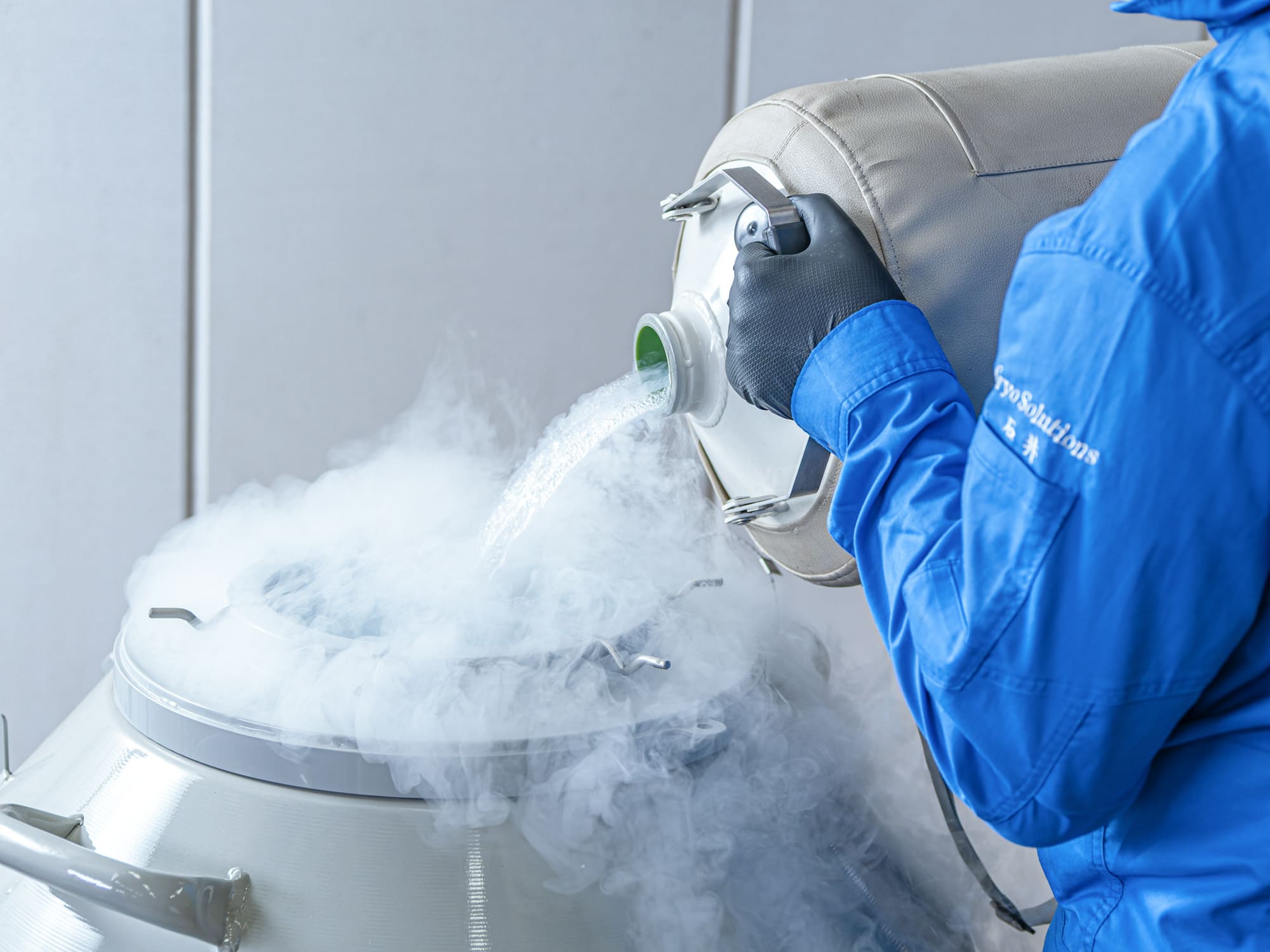 従業員が液体窒素容器に液体窒素を流し込んでいる写真