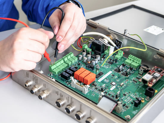 クライオソリューションズ株式会社のロゴが入っている青いトラックの写真