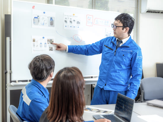 営業担当者がお客様にサービス内容を説明している写真