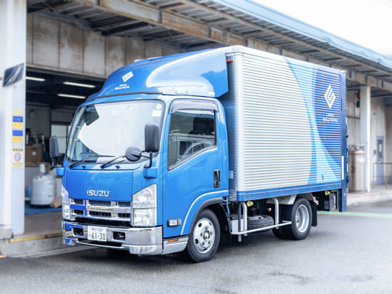 クライオソリューションズ株式会社のロゴが入っている青いトラックの写真